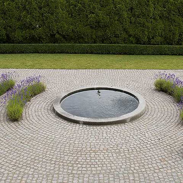 Cirkulært spejlbassin i uformelt parterre
