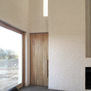 Idéer för funkis allrum med öppen planlösning, med vita väggar, tegelgolv, en standard öppen spis och en spiselkrans i gips