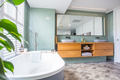 Photo of a contemporary bathroom in Brisbane.