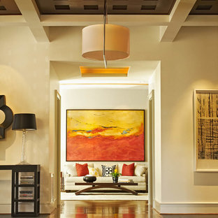 Новый формат декора квартиры: огромное фойе в стиле современная классика с паркетным полом среднего тона и бежевыми стенами