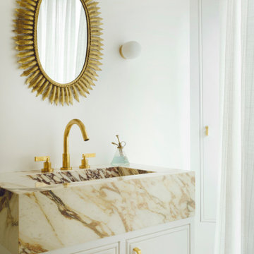Salle de bain élégante et fonctionnelle