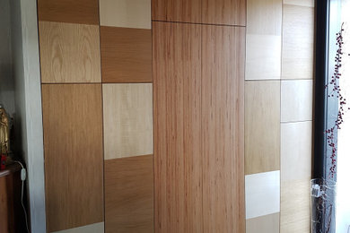 Idée de décoration pour un placard dressing design en bois clair de taille moyenne et neutre avec un placard à porte plane, un sol en carrelage de céramique et un sol gris.