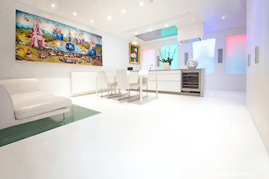 Idee per una cucina design di medie dimensioni con pavimento bianco