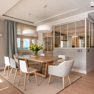 Offenes, Großes Skandinavisches Esszimmer ohne Kamin mit beiger Wandfarbe, Laminat und braunem Boden in Bilbao