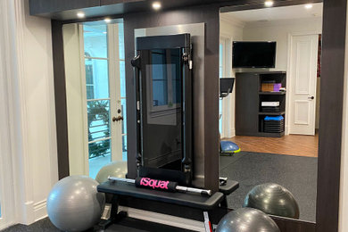 Example of a minimalist home gym design in Miami