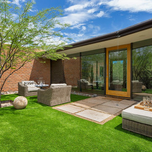 Cette photo montre un jardin arrière rétro avec des bordures.