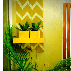 WALL DECOR_ZIGZAG PLANTER STAND - Wall Decor