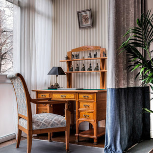 Удачное сочетание для дизайна помещения: маленький рабочее место в классическом стиле с паркетным полом среднего тона, отдельно стоящим рабочим столом, разноцветными стенами и коричневым полом - самое интересное для вас