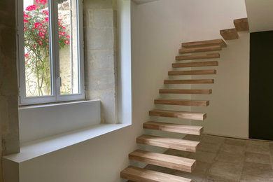 Exemple d'un escalier tendance de taille moyenne.