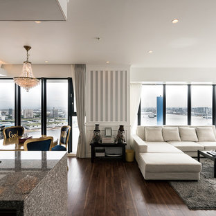 東京23区のエクレクティックスタイルのおしゃれなリビング (白い壁、濃色無垢フローリング、茶色い床) の写真