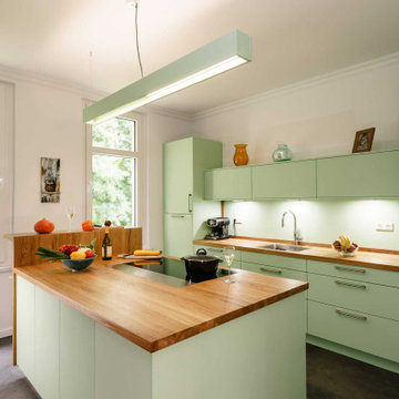 Moderne Landhausküche in Grün
