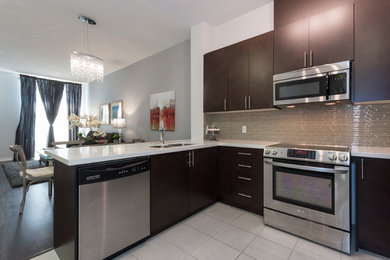 Kitchen photo in Toronto