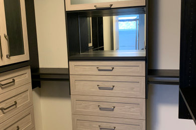 Example of a minimalist closet design in Cincinnati
