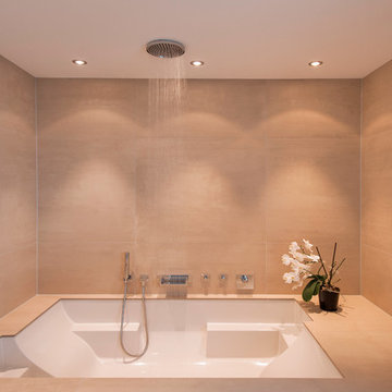 Bad mit Wellness Badewanne - Regendusche und Lichtspots