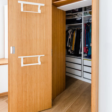 Un dressing coiffeuse avec grandes portes acier