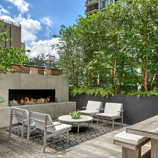 シカゴのコンテンポラリースタイルのおしゃれな屋上のデッキ (屋外暖炉、日よけなし) の写真