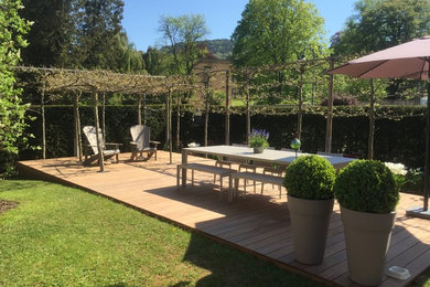 Mittelgroße Moderne Terrasse neben dem Haus in Köln