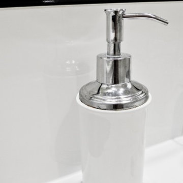 B&W bathroom
