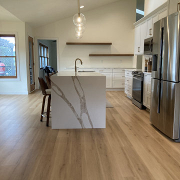 Contemporary Kitchen Remodel Done in a Two-Tone Color