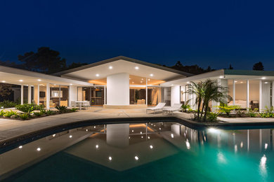 Inspiration for a modern exterior home remodel in Los Angeles