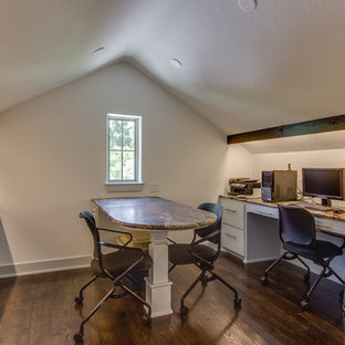 Rustik inredning av ett hemmastudio, med vita väggar, mörkt trägolv och ett inbyggt skrivbord