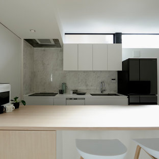 Offenes Modernes Esszimmer mit weißer Wandfarbe, Sperrholzboden und beigem Boden in Tokio