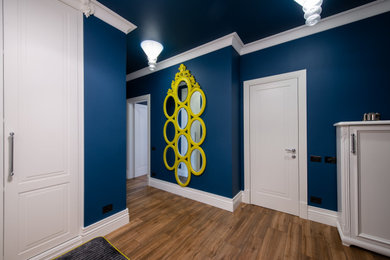 На фото: маленький коридор в классическом стиле с синими стенами, паркетным полом среднего тона, разноцветным полом и кирпичными стенами для на участке и в саду