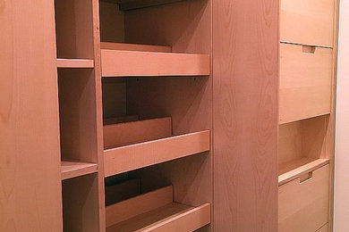 Immagine di armadi e cabine armadio minimalisti con ante in legno chiaro