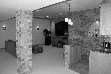 Imagen de sótano clásico sin chimenea con paredes beige y moqueta