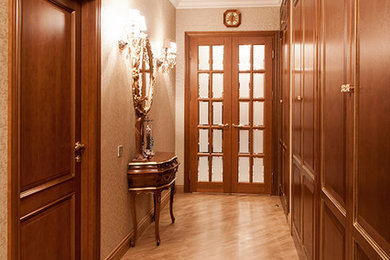 Design ideas for a traditional hallway in Moscow.
