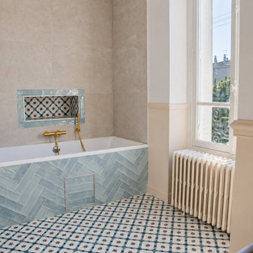 Baignoire, carrelage en chevrons et niche — Après rénovation