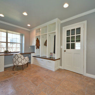 Idéer för att renovera ett mellanstort vintage arbetsrum, med grå väggar, ett inbyggt skrivbord och travertin golv