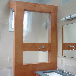 Idee per una stanza da bagno padronale minimalista di medie dimensioni con ante in stile shaker, ante in legno scuro, vasca da incasso, doccia alcova, WC monopezzo, piastrelle beige, piastrelle di pietra calcarea, pavimento in sughero, lavabo sottopiano, pavimento marrone e porta doccia a battente
