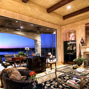 Großes, Repräsentatives, Fernseherloses, Offenes Mediterranes Wohnzimmer mit bunten Wänden, Travertin und Kamin in Austin