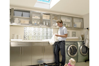 Laundry room photo in Los Angeles
