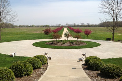Design ideas for a traditional landscaping in Indianapolis.