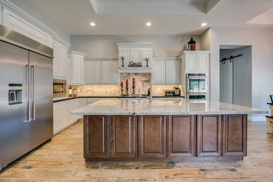 Kitchen - traditional kitchen idea in Phoenix