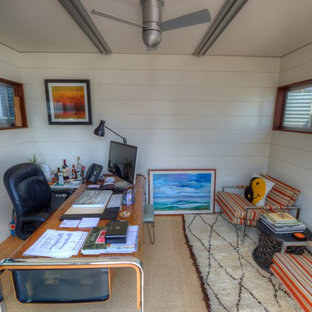 ロサンゼルスの小さいモダンスタイルのおしゃれなホームオフィス・仕事部屋 (白い壁、コルクフローリング、自立型机) の写真