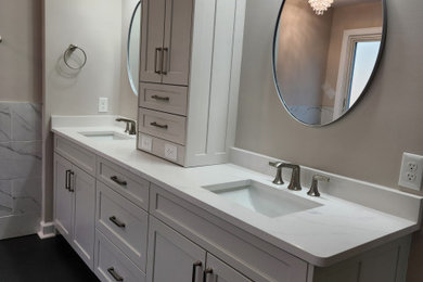 Diseño de cuarto de baño principal, doble y de pie moderno grande con armarios estilo shaker, encimera de cuarzo compacto y encimeras blancas