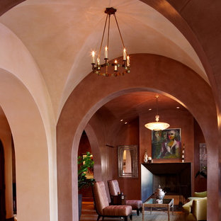 Ejemplo de salón para visitas mediterráneo con paredes rojas