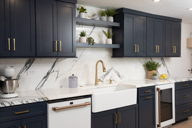 Diseño de cocina costera de tamaño medio abierta con fregadero sobremueble, armarios estilo shaker, puertas de armario azules, encimera de cuarcita, electrodomésticos blancos y encimeras blancas