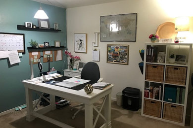 Ejemplo de despacho de tamaño medio con escritorio independiente