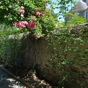 allée gravillonnée, pergola Art Déco et rosiers grimpants anciens