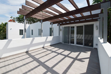 Example of a minimalist deck design in Miami with a pergola