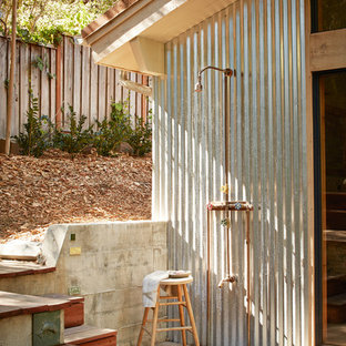Unbedeckter Uriger Patio mit Gartendusche und Dielen in San Francisco
