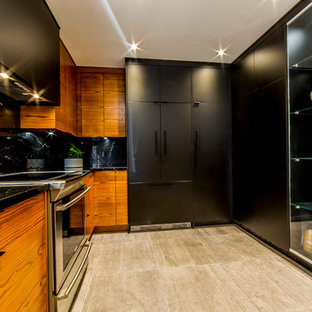 На фото: с высоким бюджетом п-образные кухни среднего размера в восточном стиле с кладовкой, врезной раковиной, плоскими фасадами, фасадами цвета дерева среднего тона, мраморной столешницей, черным фартуком, фартуком из мрамора, техникой из нержавеющей стали, бетонным полом, островом и серым полом