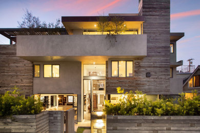 Example of an exterior home design in Los Angeles