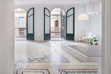 Diseño de salón abierto clásico renovado de tamaño medio con paredes blancas, suelo de baldosas de cerámica y suelo multicolor