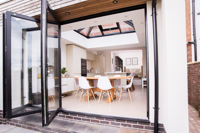 This is an example of a contemporary sunroom in Cambridgeshire.