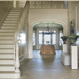 Свежая идея для дизайна: большое фойе в стиле кантри с бежевыми стенами, полом из фанеры и бежевым полом - отличное фото интерьера